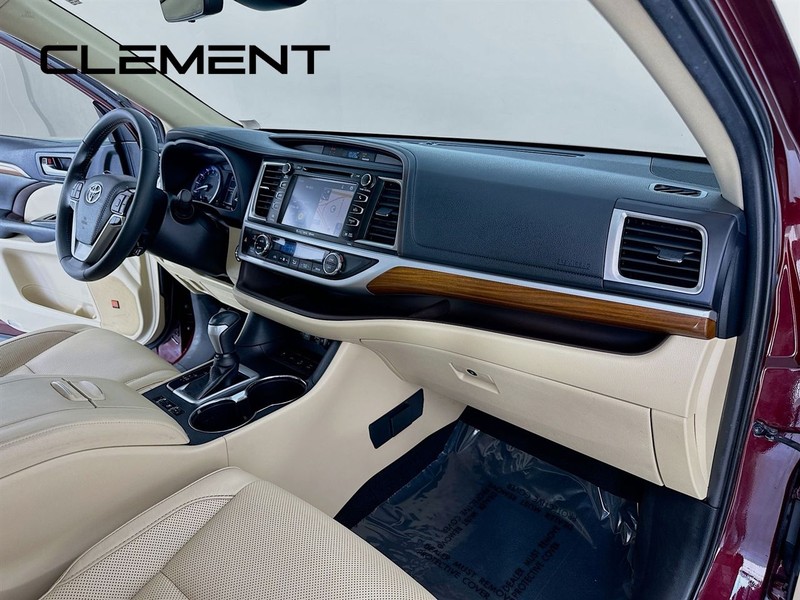 Toyota Highlander Vehicle Full-screen Gallery Image 36