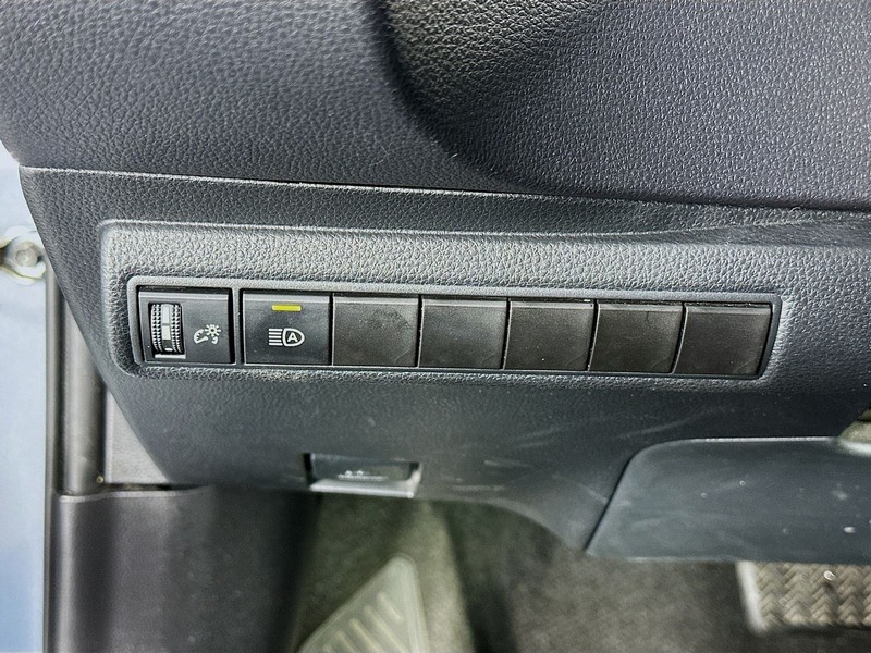 Toyota Corolla Vehicle Full-screen Gallery Image 10