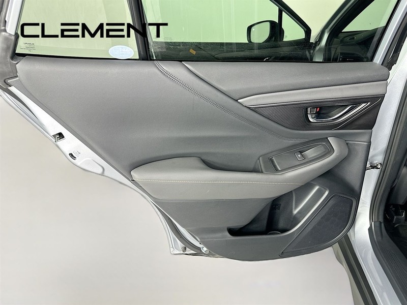 Subaru Outback Vehicle Full-screen Gallery Image 31