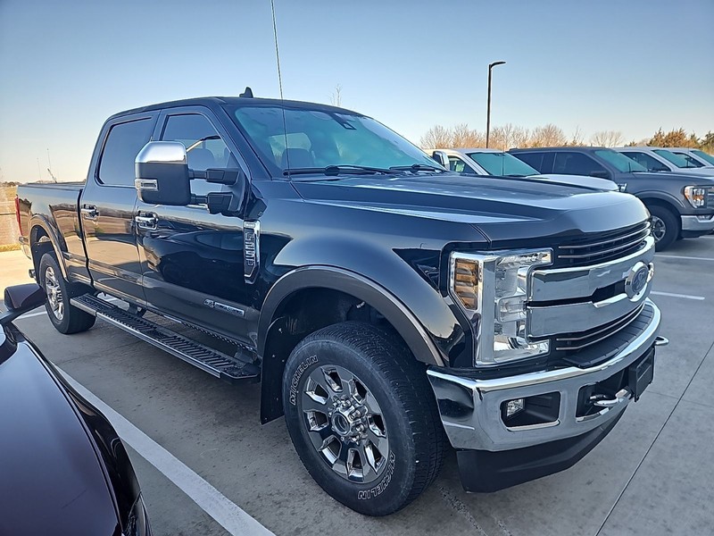 Ford Super Duty F-250 SRW Vehicle Full-screen Gallery Image 3