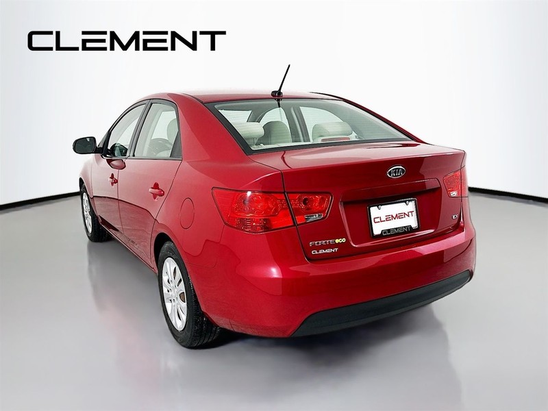 Kia Forte Vehicle Full-screen Gallery Image 10