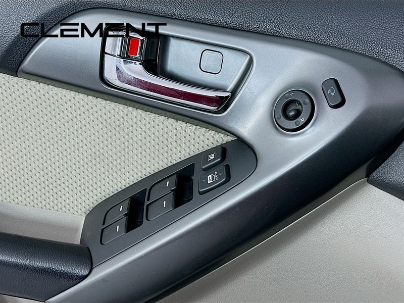 Kia Forte Vehicle Full-screen Gallery Image 23