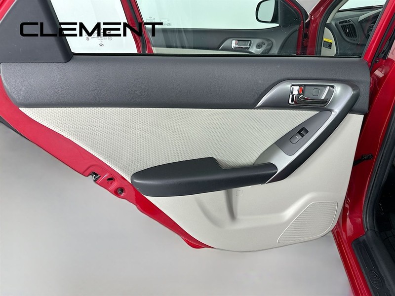 Kia Forte Vehicle Full-screen Gallery Image 28