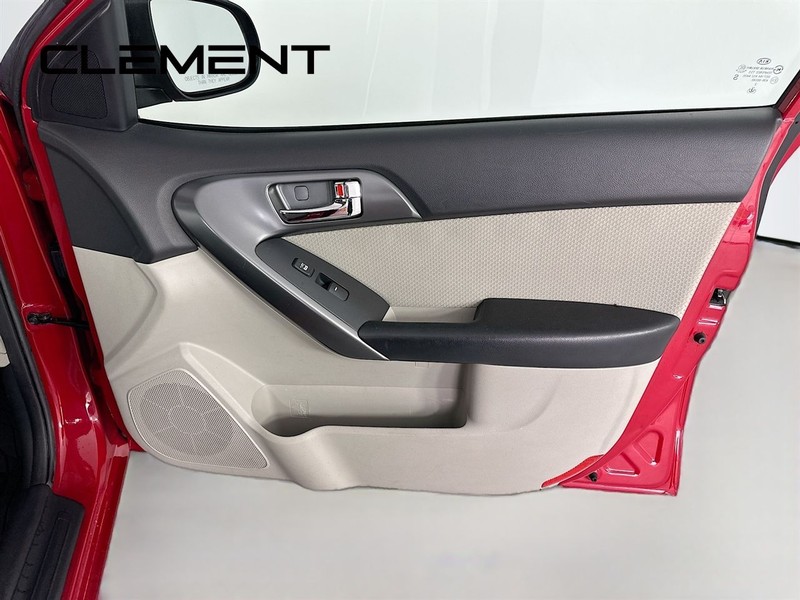 Kia Forte Vehicle Full-screen Gallery Image 32