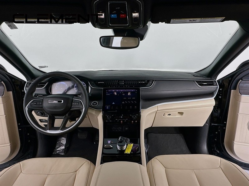 Jeep Grand Cherokee Vehicle Full-screen Gallery Image 12