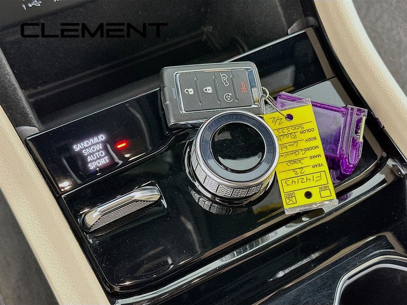 Jeep Grand Cherokee Vehicle Full-screen Gallery Image 24