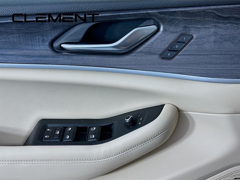 Jeep Grand Cherokee Vehicle Full-screen Gallery Image 26