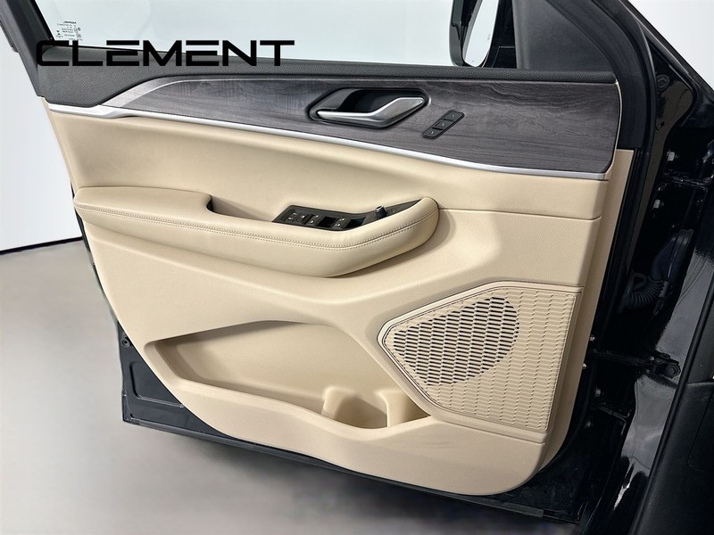 Jeep Grand Cherokee Vehicle Full-screen Gallery Image 27