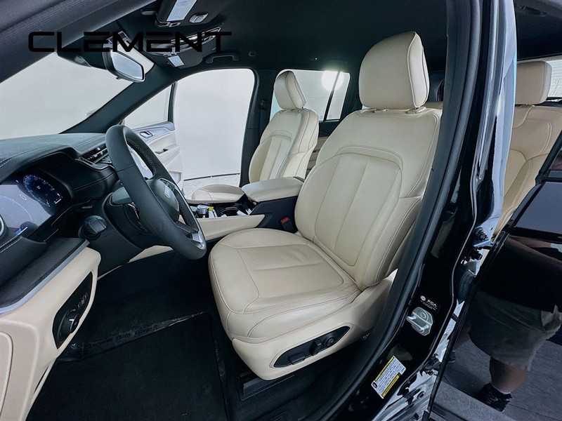 Jeep Grand Cherokee Vehicle Full-screen Gallery Image 29