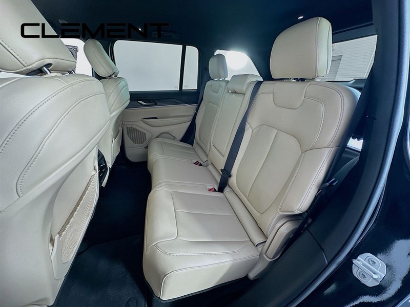 Jeep Grand Cherokee Vehicle Full-screen Gallery Image 31