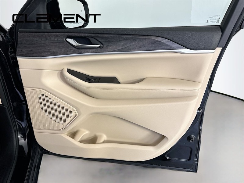 Jeep Grand Cherokee Vehicle Full-screen Gallery Image 34