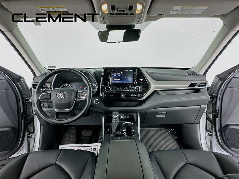 Toyota Highlander Vehicle Full-screen Gallery Image 12