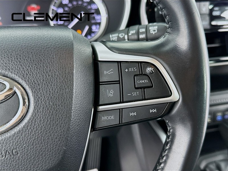 Toyota Highlander Vehicle Full-screen Gallery Image 17