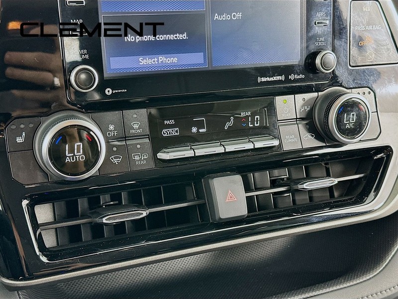 Toyota Highlander Vehicle Full-screen Gallery Image 22