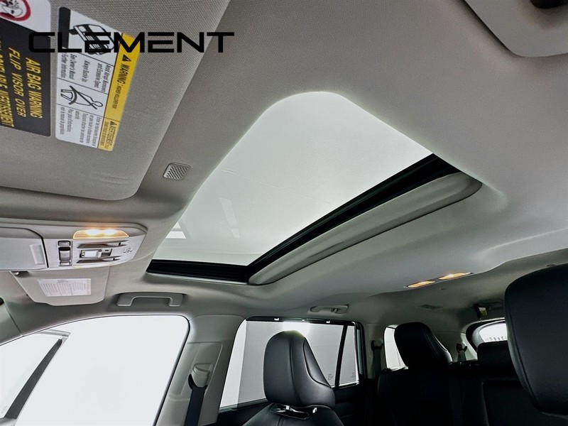 Toyota Highlander Vehicle Full-screen Gallery Image 26