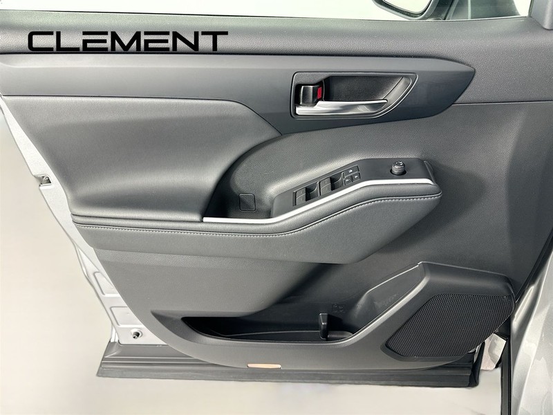 Toyota Highlander Vehicle Full-screen Gallery Image 28