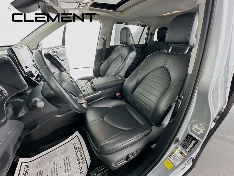 Toyota Highlander Vehicle Full-screen Gallery Image 30