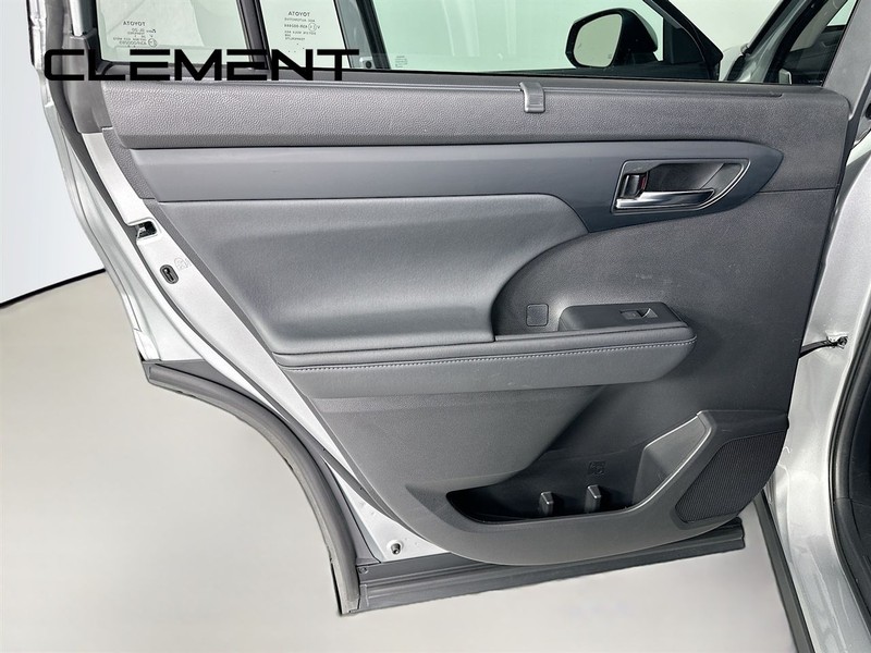 Toyota Highlander Vehicle Full-screen Gallery Image 31