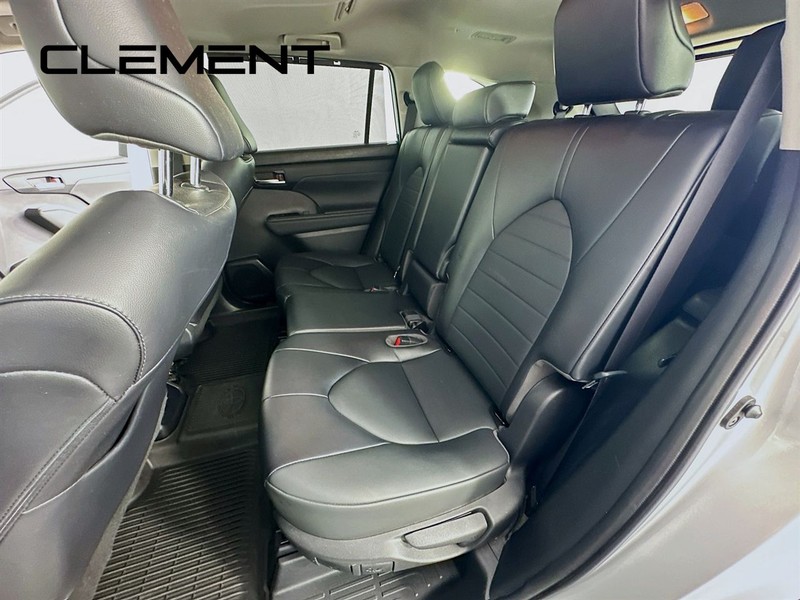 Toyota Highlander Vehicle Full-screen Gallery Image 32