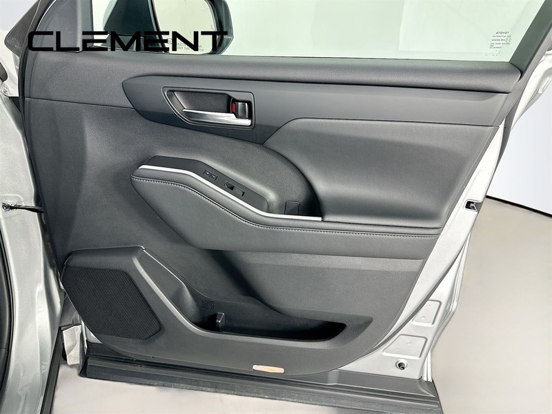 Toyota Highlander Vehicle Full-screen Gallery Image 36