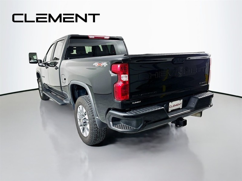 Chevrolet Silverado 2500HD Vehicle Full-screen Gallery Image 10