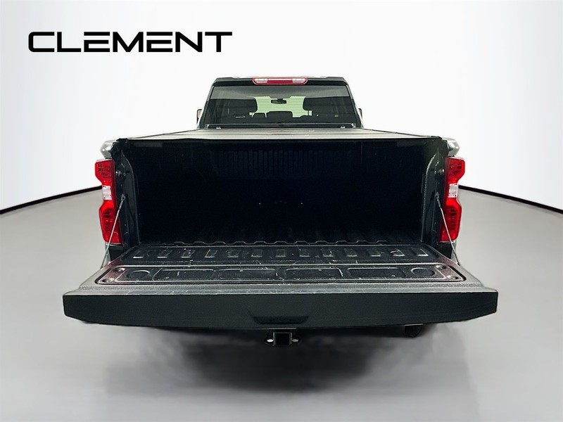 Chevrolet Silverado 2500HD Vehicle Full-screen Gallery Image 11
