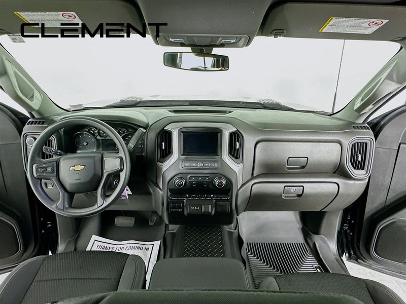 Chevrolet Silverado 2500HD Vehicle Full-screen Gallery Image 12