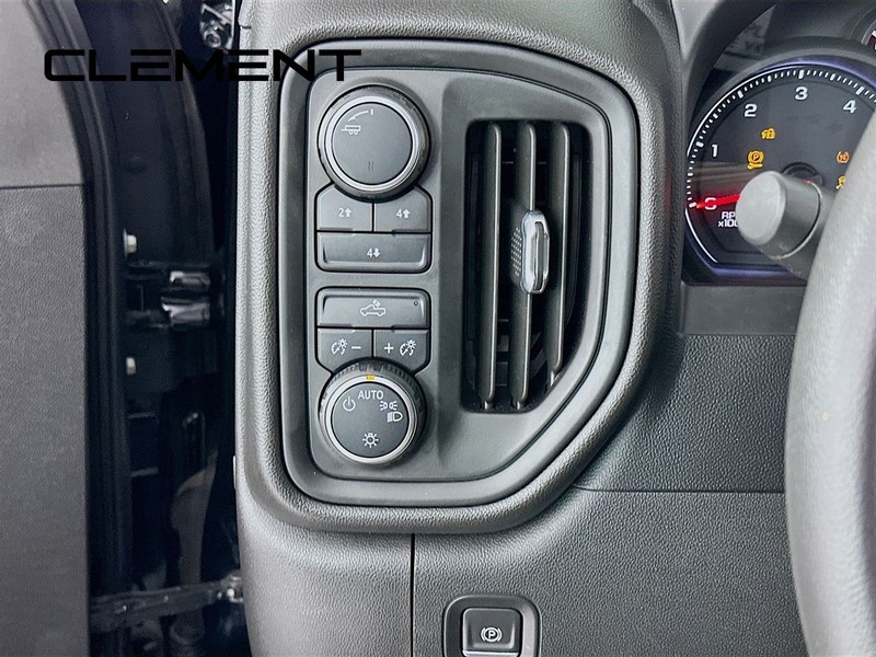 Chevrolet Silverado 2500HD Vehicle Full-screen Gallery Image 14