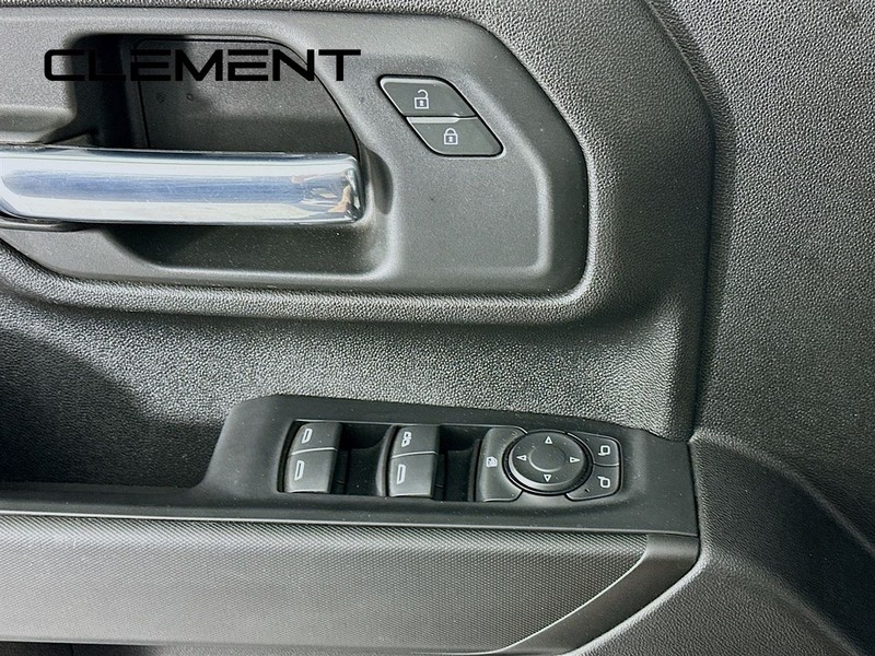 Chevrolet Silverado 2500HD Vehicle Full-screen Gallery Image 23