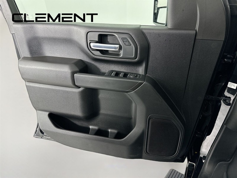Chevrolet Silverado 2500HD Vehicle Full-screen Gallery Image 24