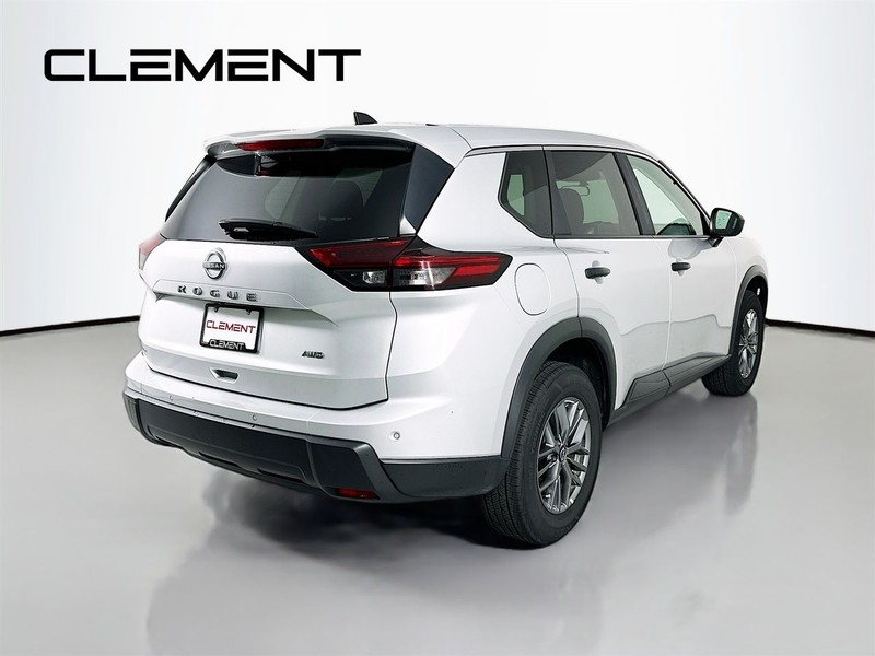 Nissan Rogue Vehicle Full-screen Gallery Image 7