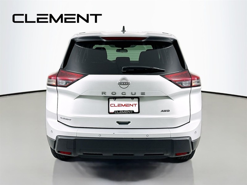 Nissan Rogue Vehicle Full-screen Gallery Image 8