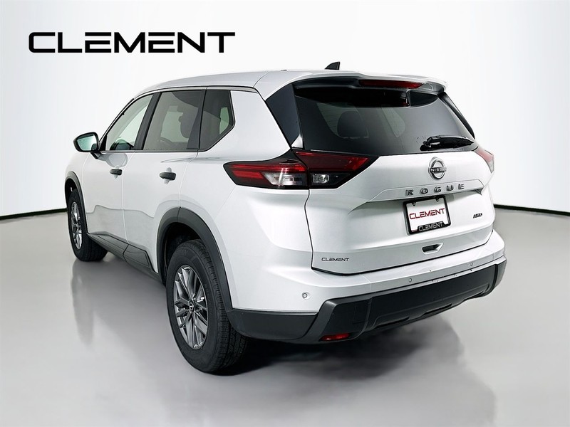 Nissan Rogue Vehicle Full-screen Gallery Image 10