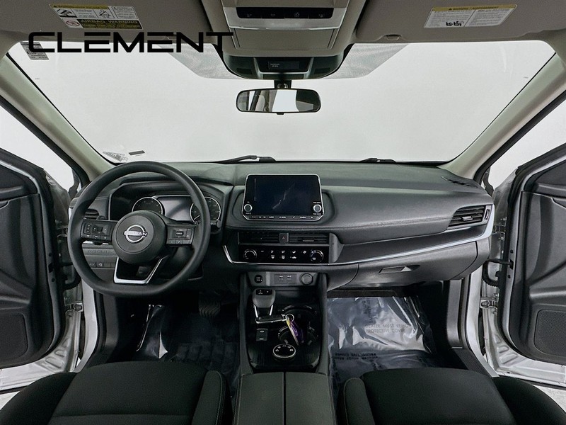 Nissan Rogue Vehicle Full-screen Gallery Image 12