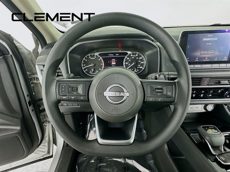 Nissan Rogue Vehicle Full-screen Gallery Image 15