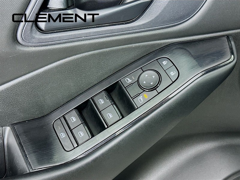 Nissan Rogue Vehicle Full-screen Gallery Image 24