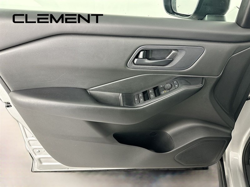 Nissan Rogue Vehicle Full-screen Gallery Image 26