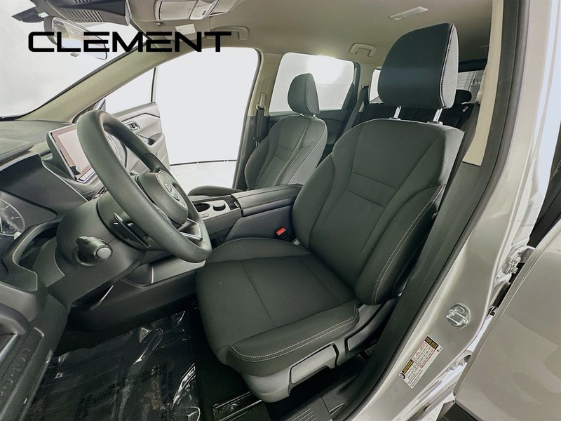 Nissan Rogue Vehicle Full-screen Gallery Image 28