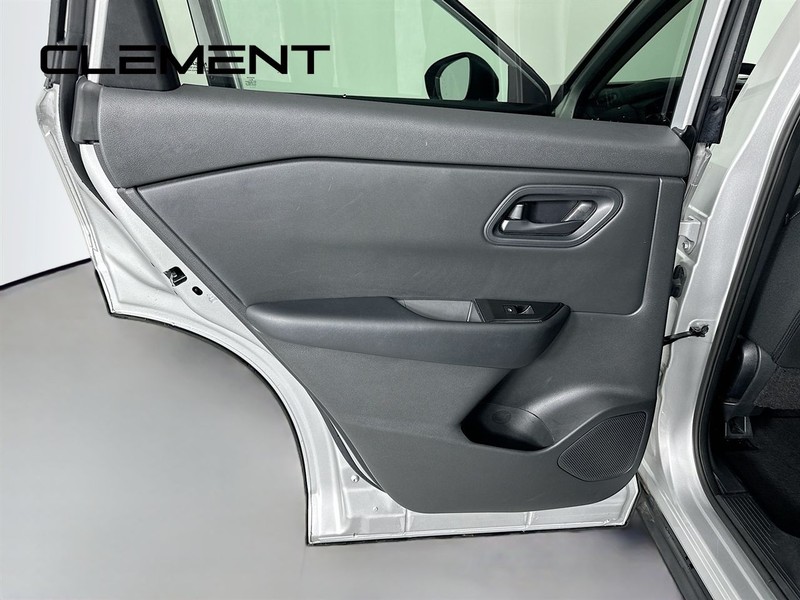 Nissan Rogue Vehicle Full-screen Gallery Image 29