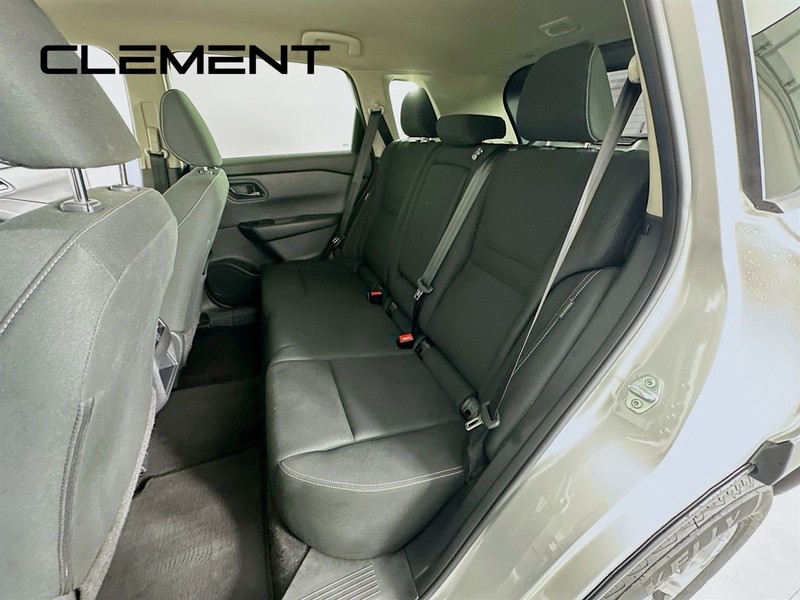 Nissan Rogue Vehicle Full-screen Gallery Image 30