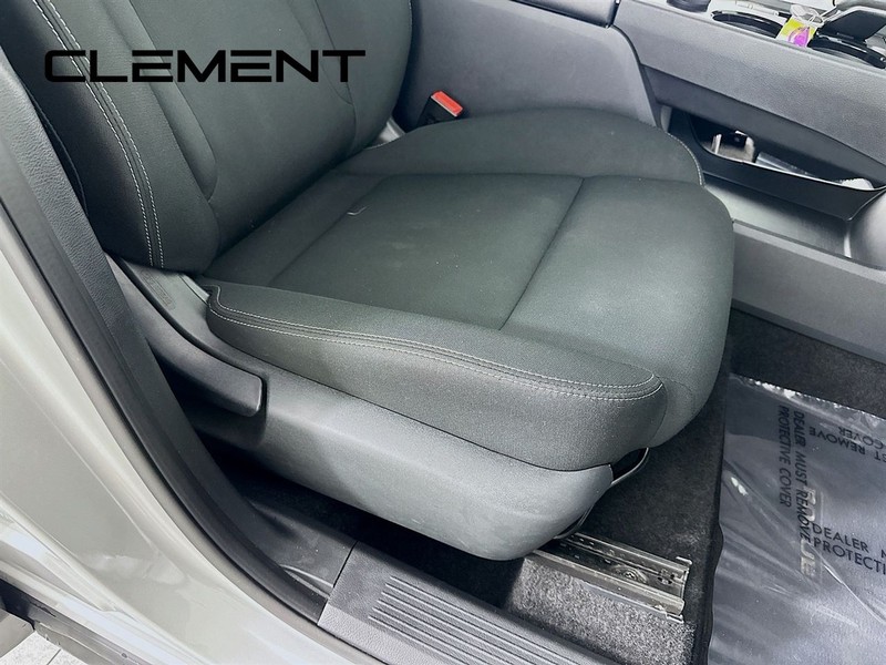 Nissan Rogue Vehicle Full-screen Gallery Image 31