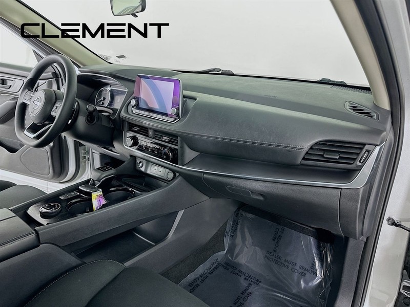 Nissan Rogue Vehicle Full-screen Gallery Image 32