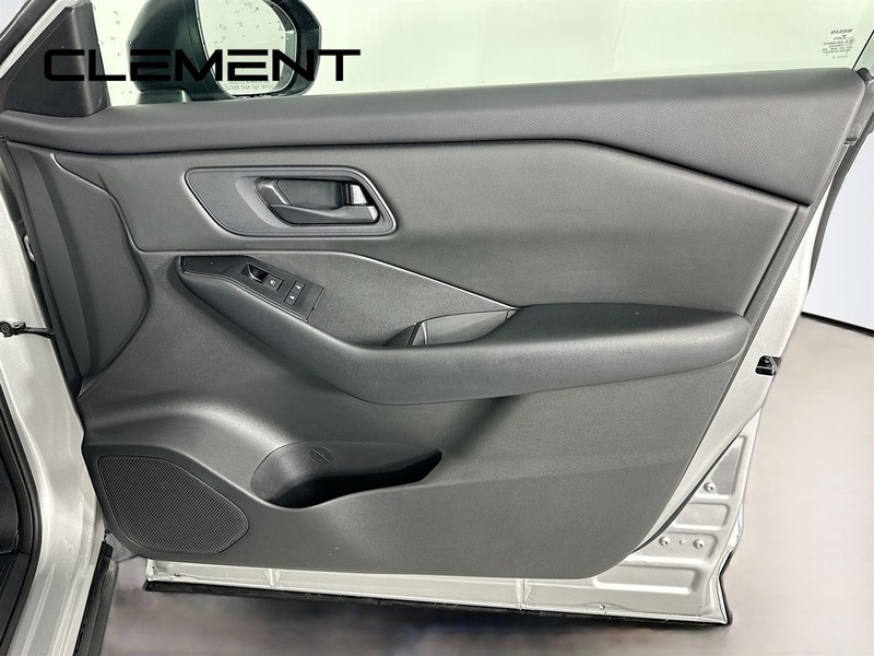 Nissan Rogue Vehicle Full-screen Gallery Image 33