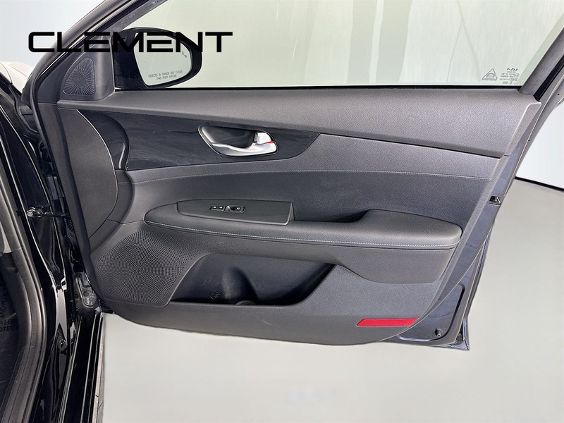 Kia Forte Vehicle Full-screen Gallery Image 33