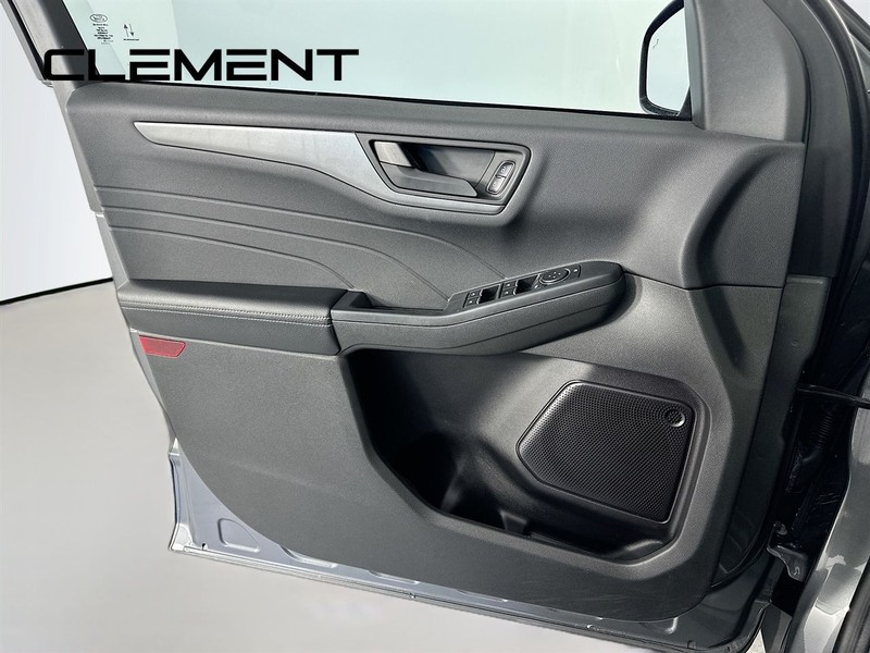 Ford Escape Vehicle Full-screen Gallery Image 27