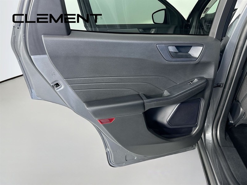 Ford Escape Vehicle Full-screen Gallery Image 30
