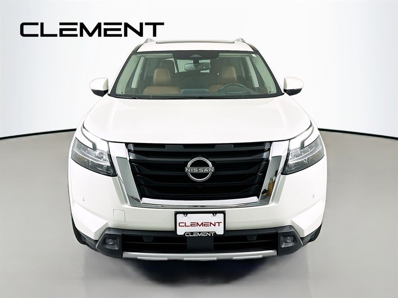 Nissan Pathfinder Vehicle Full-screen Gallery Image 3
