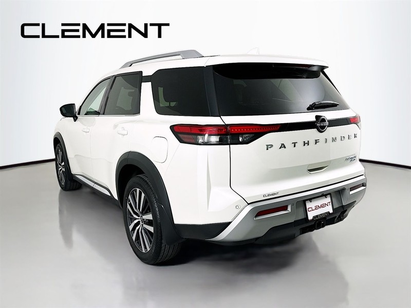 Nissan Pathfinder Vehicle Full-screen Gallery Image 10