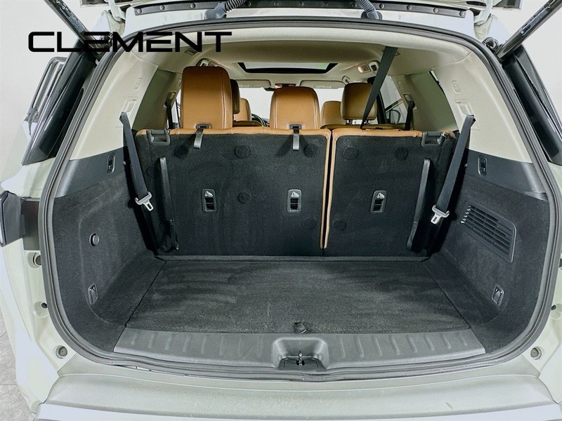 Nissan Pathfinder Vehicle Full-screen Gallery Image 11