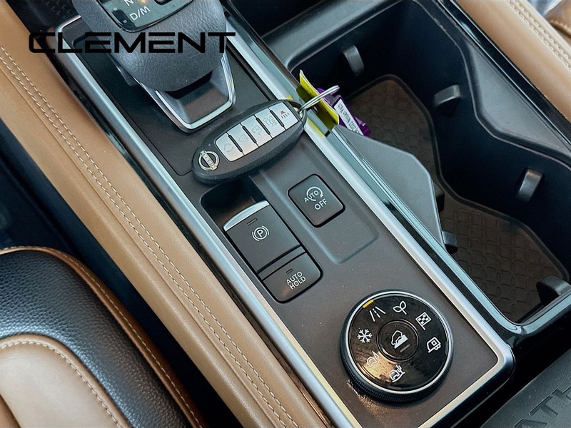 Nissan Pathfinder Vehicle Full-screen Gallery Image 24